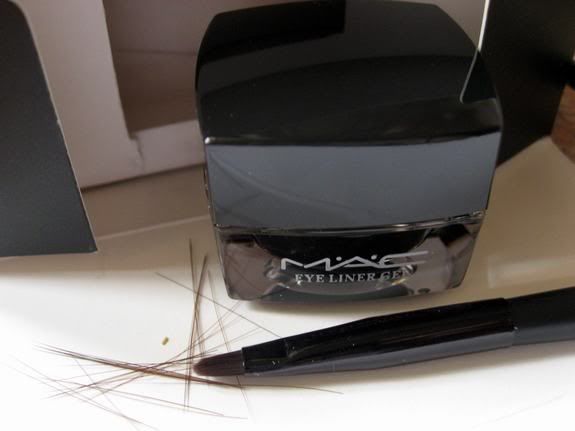 http://i6.photobucket.com/albums/y203/pc20001089/MAC_brush.jpg