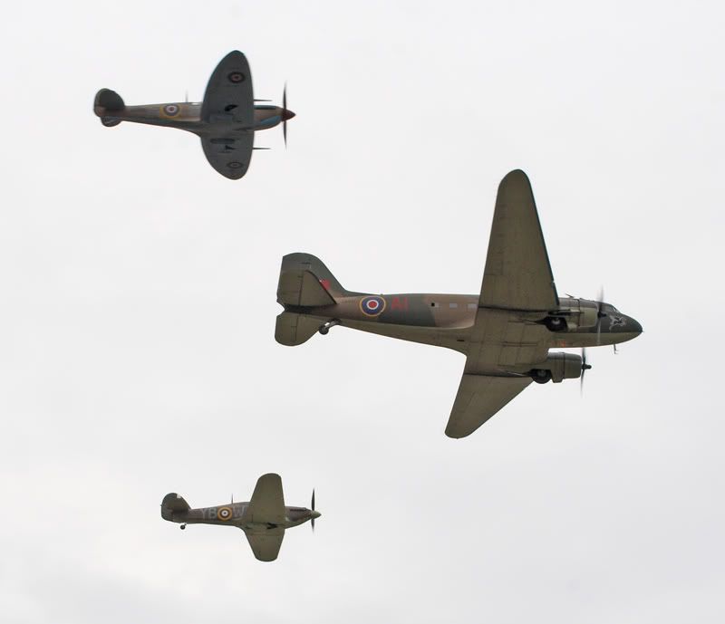 http://i6.photobucket.com/albums/y205/DarrenBe/Leuchars%2029th%20July%202006/bbmf_1.jpg