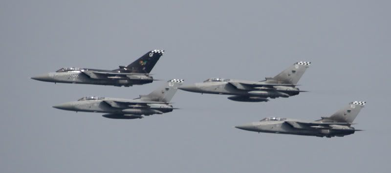 http://i6.photobucket.com/albums/y205/DarrenBe/Leuchars%2029th%20July%202006/formation_1.jpg