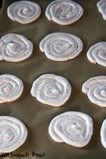 Bikin swirl meringue di atas baking paper. Bisa juga pakai piping bag.