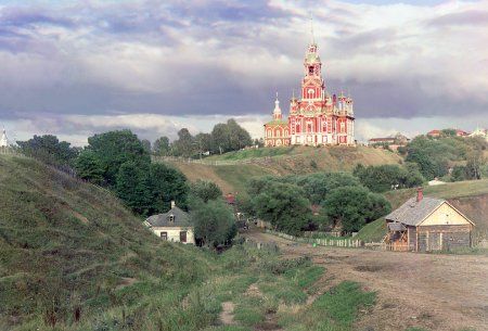 Prokudin-GorskiiGeneralViewOfTheNikolaevskiiCathedralFromSouthwestMozhaisk1911.jpg