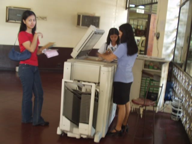 Taga-photocopy, kasama si Joyce
