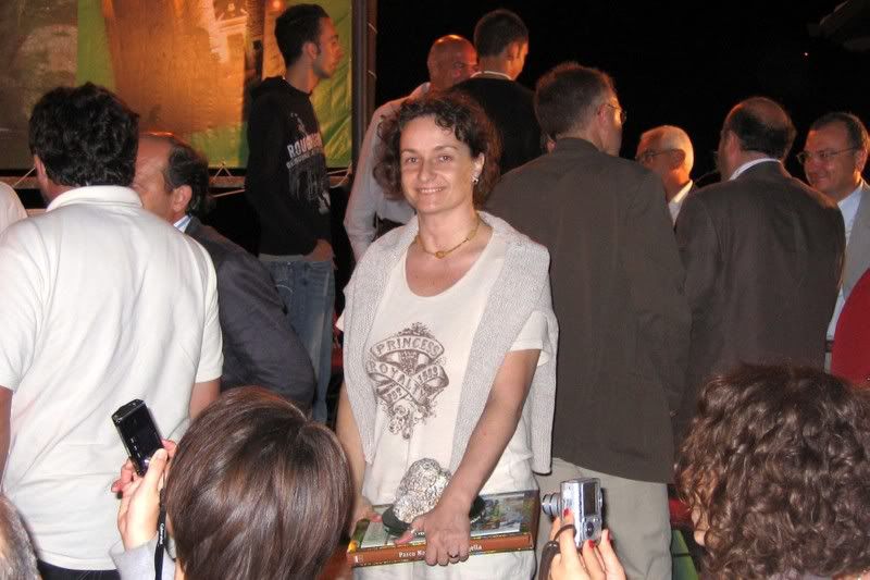 Nella foto: Manuela Mazzi con i premi in mano