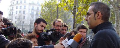 Carlos contando como la Policía le retuvo antes de la carga de la calle Feria