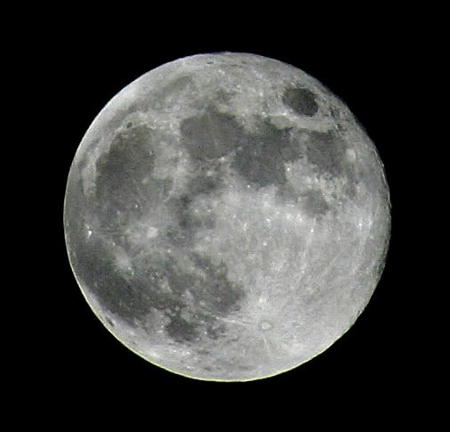 IMAGE: http://i6.photobucket.com/albums/y231/Donny1994/Nature/moonfulltest038a.jpg