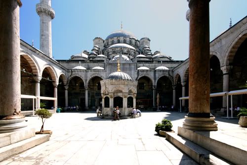 The courtyard and Ablution Fountain outside the New Mosque