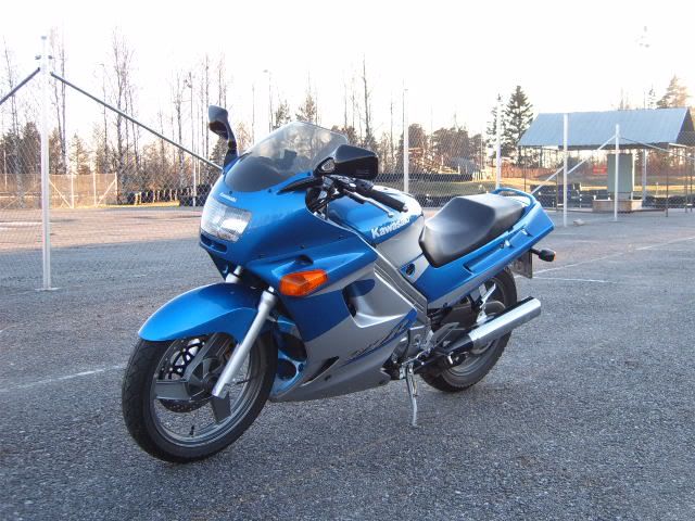 [http://i6.photobucket.com/albums/y240/GynZi/zzr/kawasaki-zzr250-03-bikepics-347924.jpg]