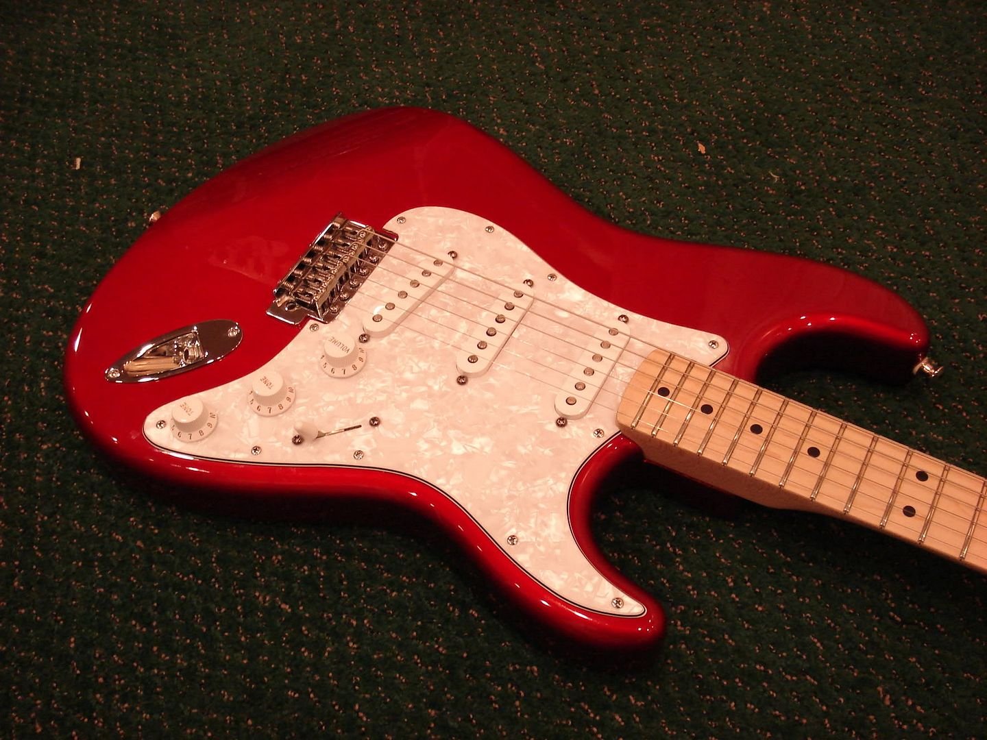 Request for opinions Mint, White or Parchment? Fender Stratocaster